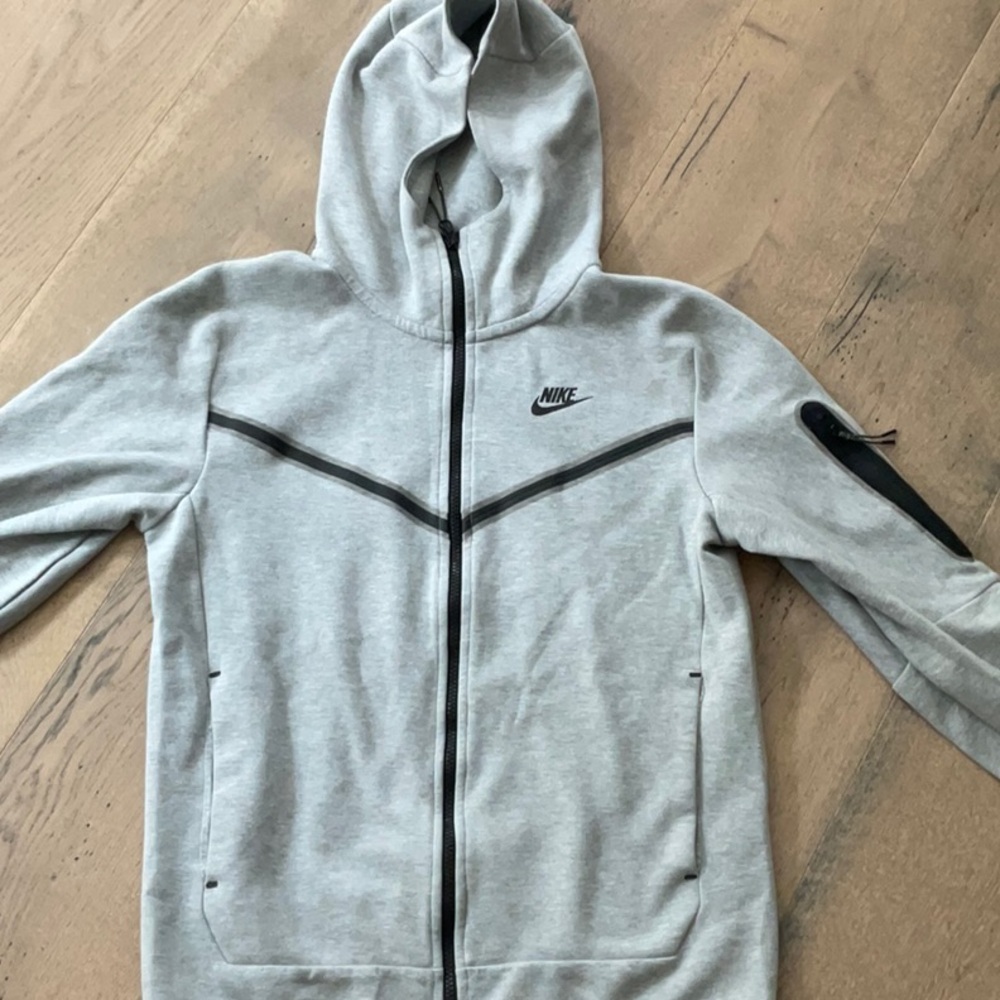 Nike Men's Gray Hooded Tech Fleece